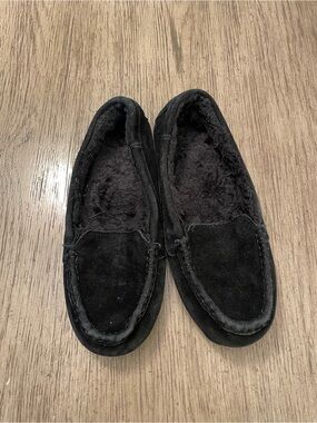 Merona women’s moccasin style house slippers, size 9, black.
